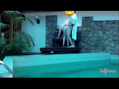 ❤️ Baas nooi bediende swembad toe, maar kon nie 'n warm weerstaan nie Pornovideo op af.rionews.top